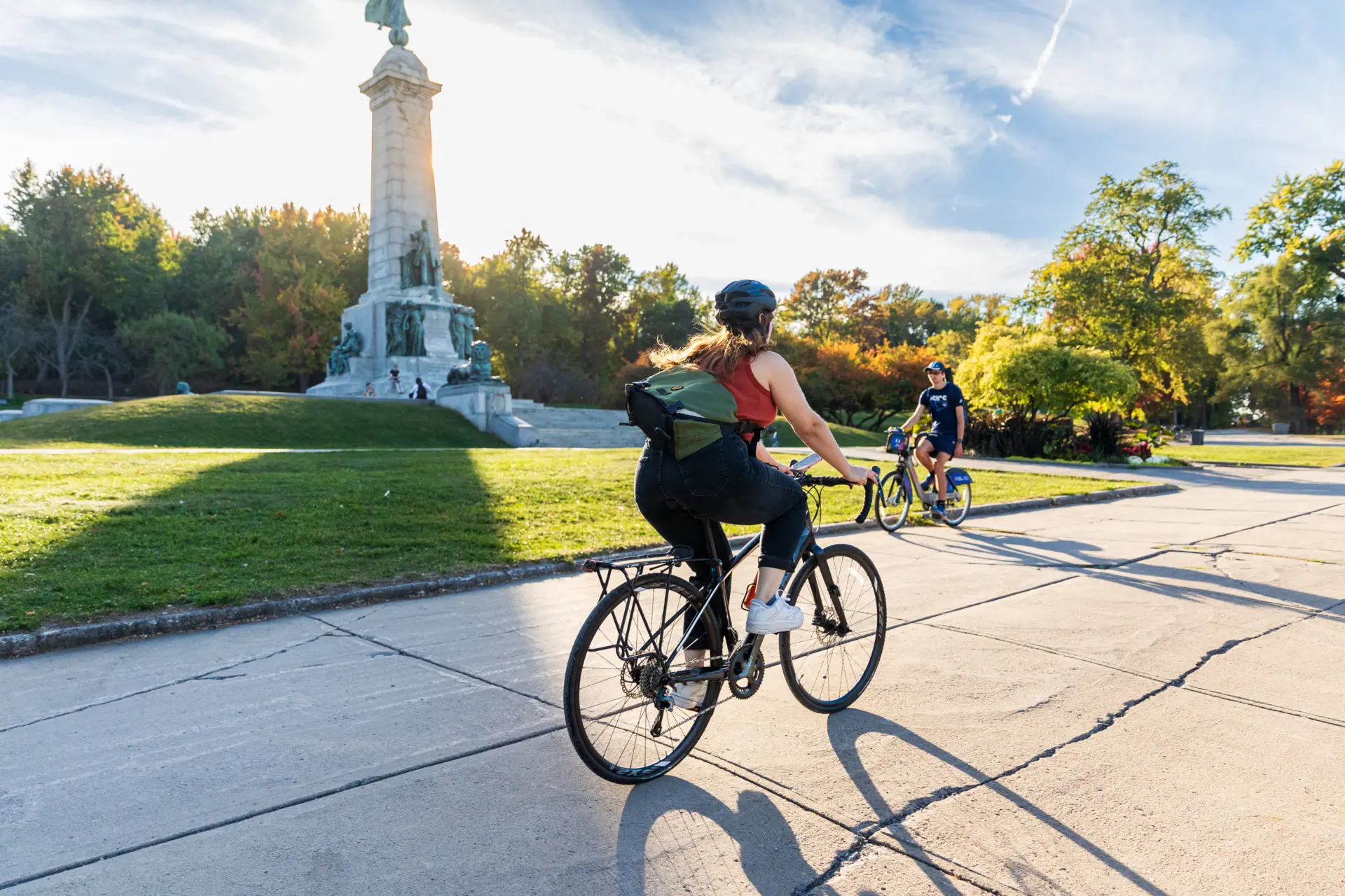 Une femme sur un vélo